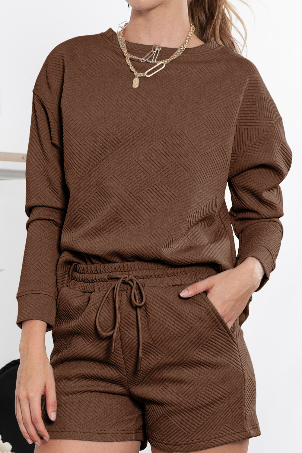 Graues Set mit langärmligem Oberteil und Shorts mit Kordelzug und Strukturmuster