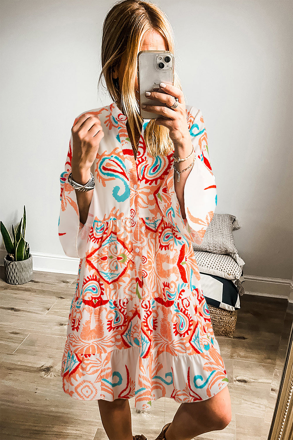 Weißes Boho-Minikleid mit Stufen und Ethno-Print