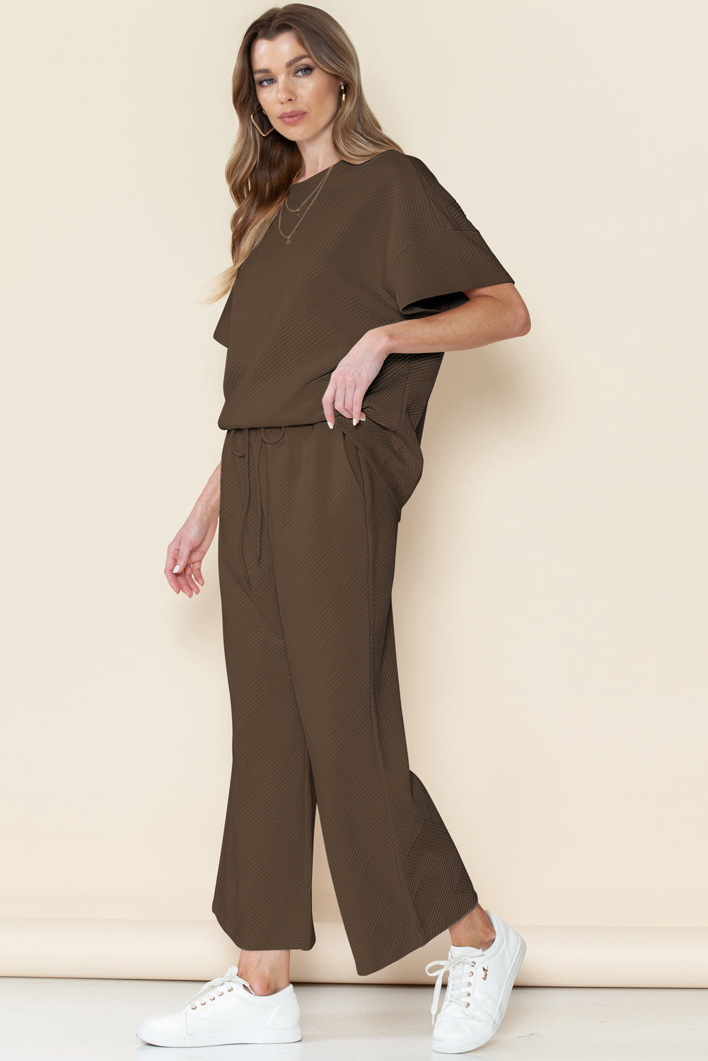 Schwarzes, strukturiertes, locker sitzendes T-Shirt und Hose mit Kordelzug