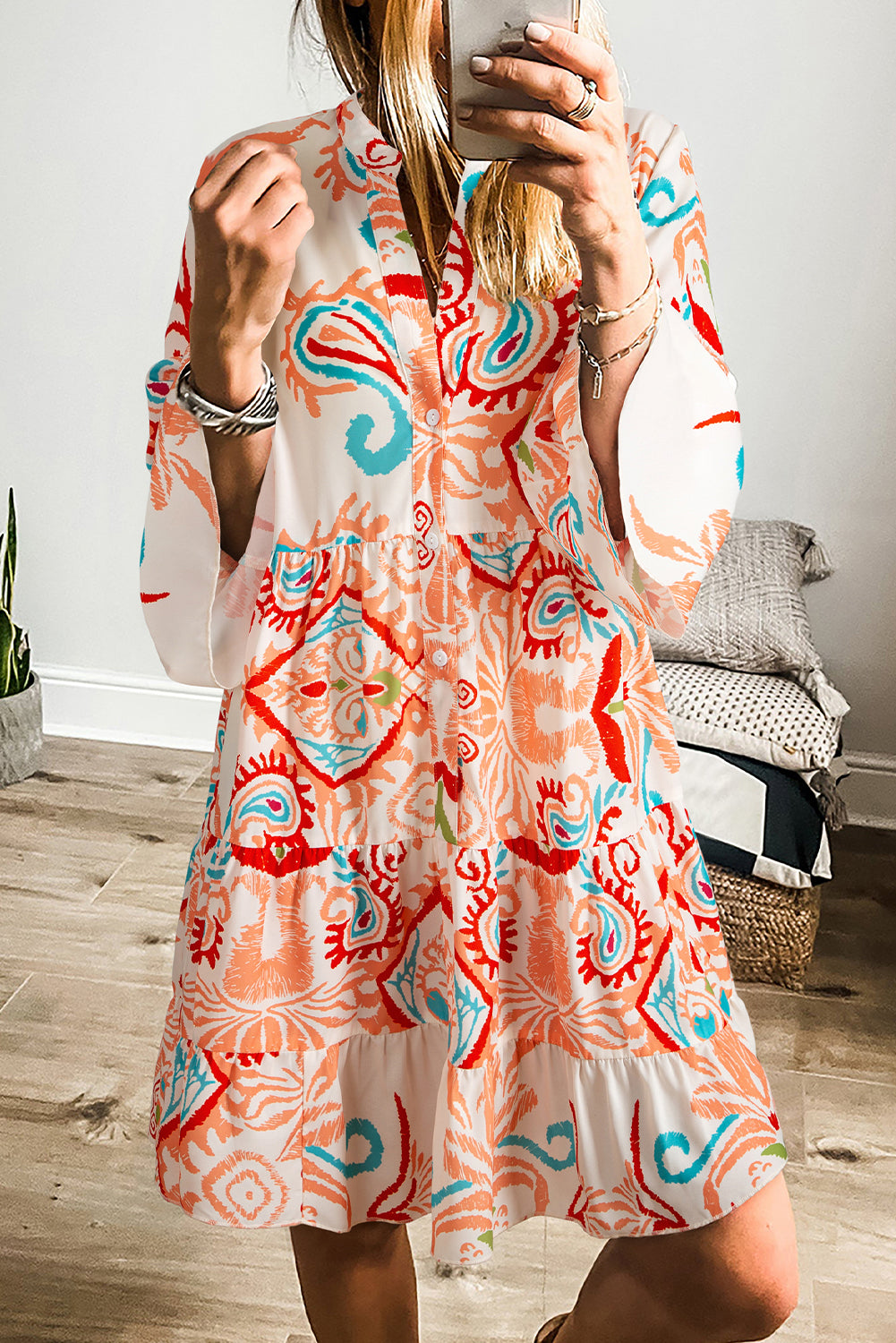 Weißes Boho-Minikleid mit Stufen und Ethno-Print