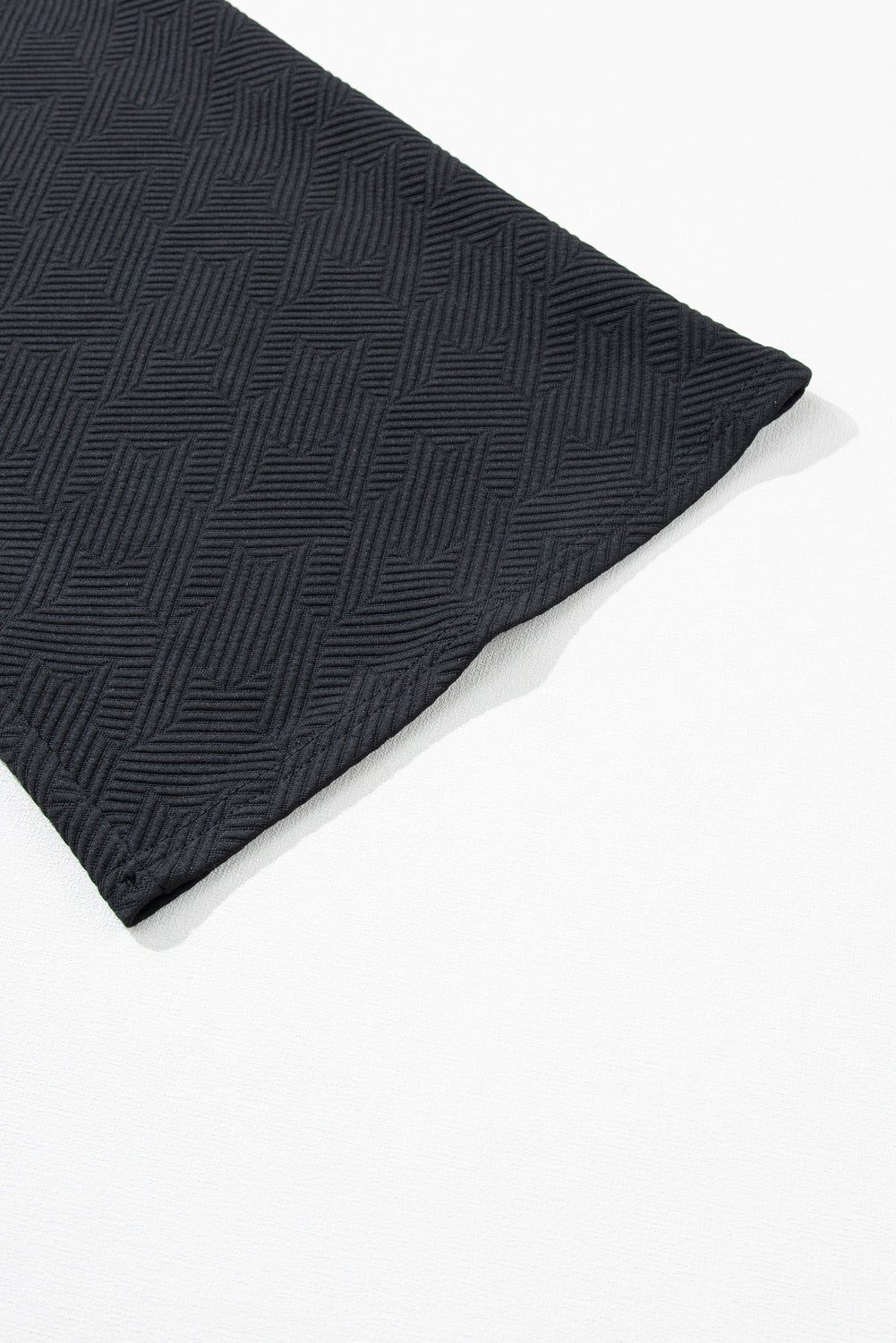 Schwarzes Set mit strukturiertem Rüschenoberteil mit Flügelärmeln und Hose mit weitem Bein