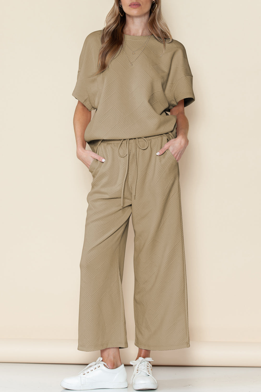 Schwarzes, strukturiertes, locker sitzendes T-Shirt und Hose mit Kordelzug
