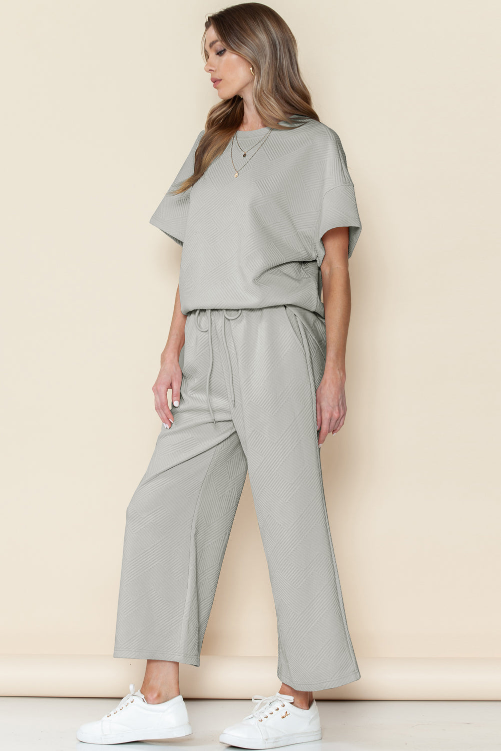Schwarzes, strukturiertes, locker sitzendes T-Shirt und Hose mit Kordelzug