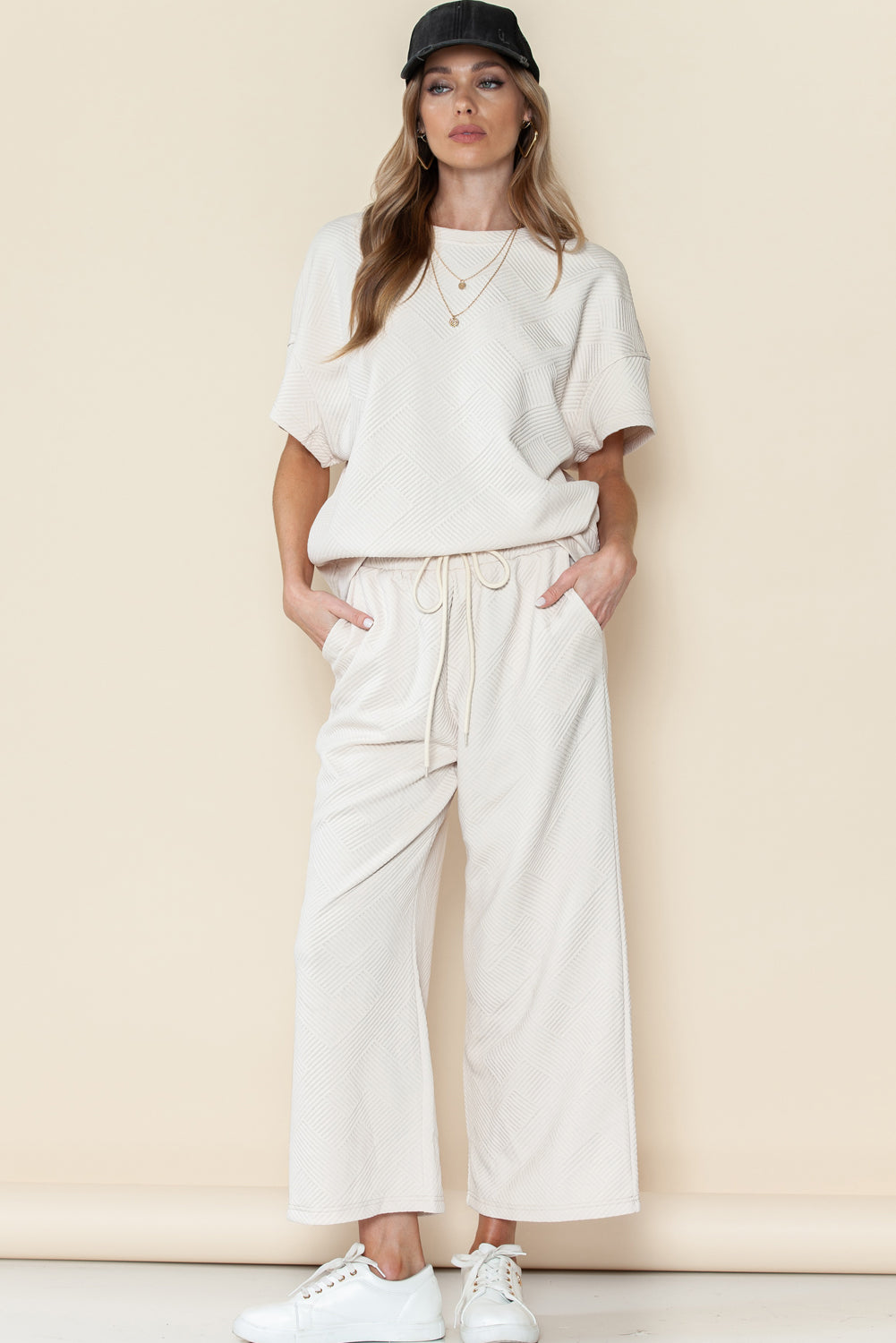 Schwarzes, strukturiertes, locker sitzendes T-Shirt und Hose mit Kordelzug