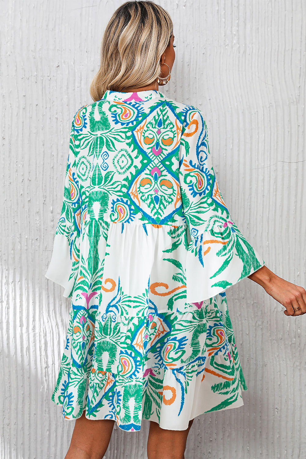 Weißes Boho-Minikleid mit Stufen und Ethno-Print