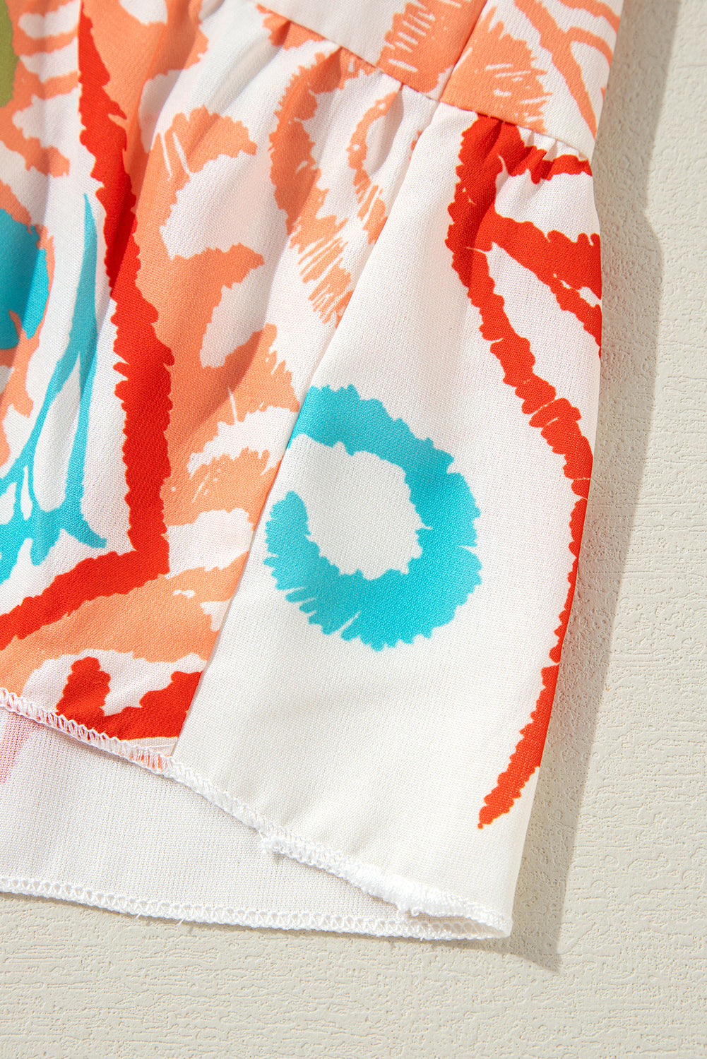 Weißes Boho-Minikleid mit Stufen und Ethno-Print