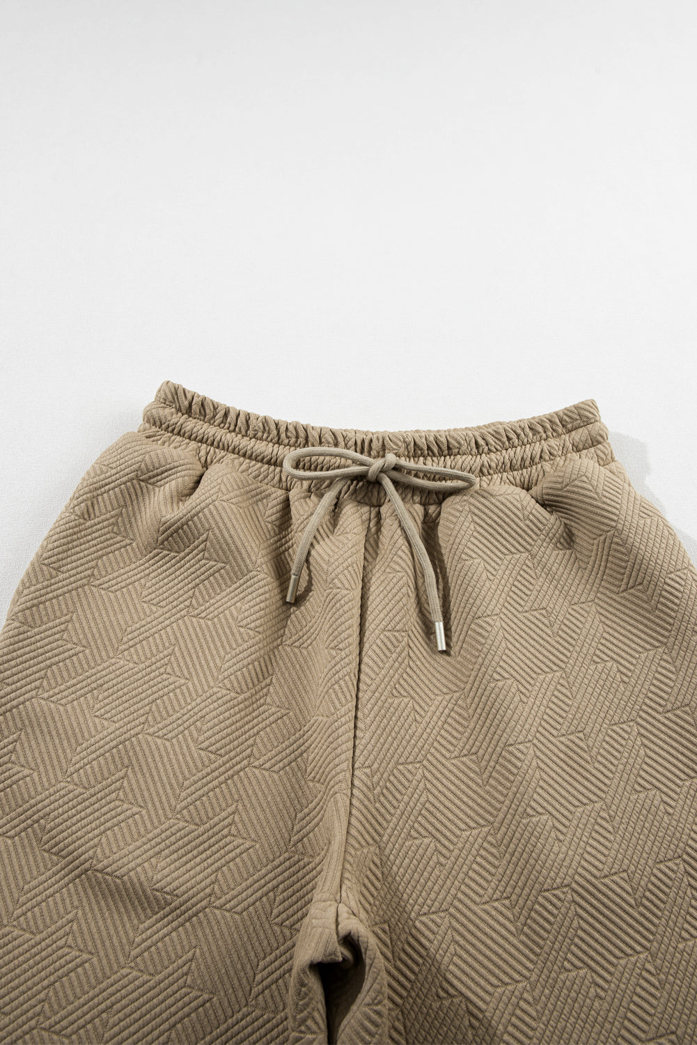 Schwarzes Set mit strukturiertem Rüschenoberteil mit Flügelärmeln und Hose mit weitem Bein