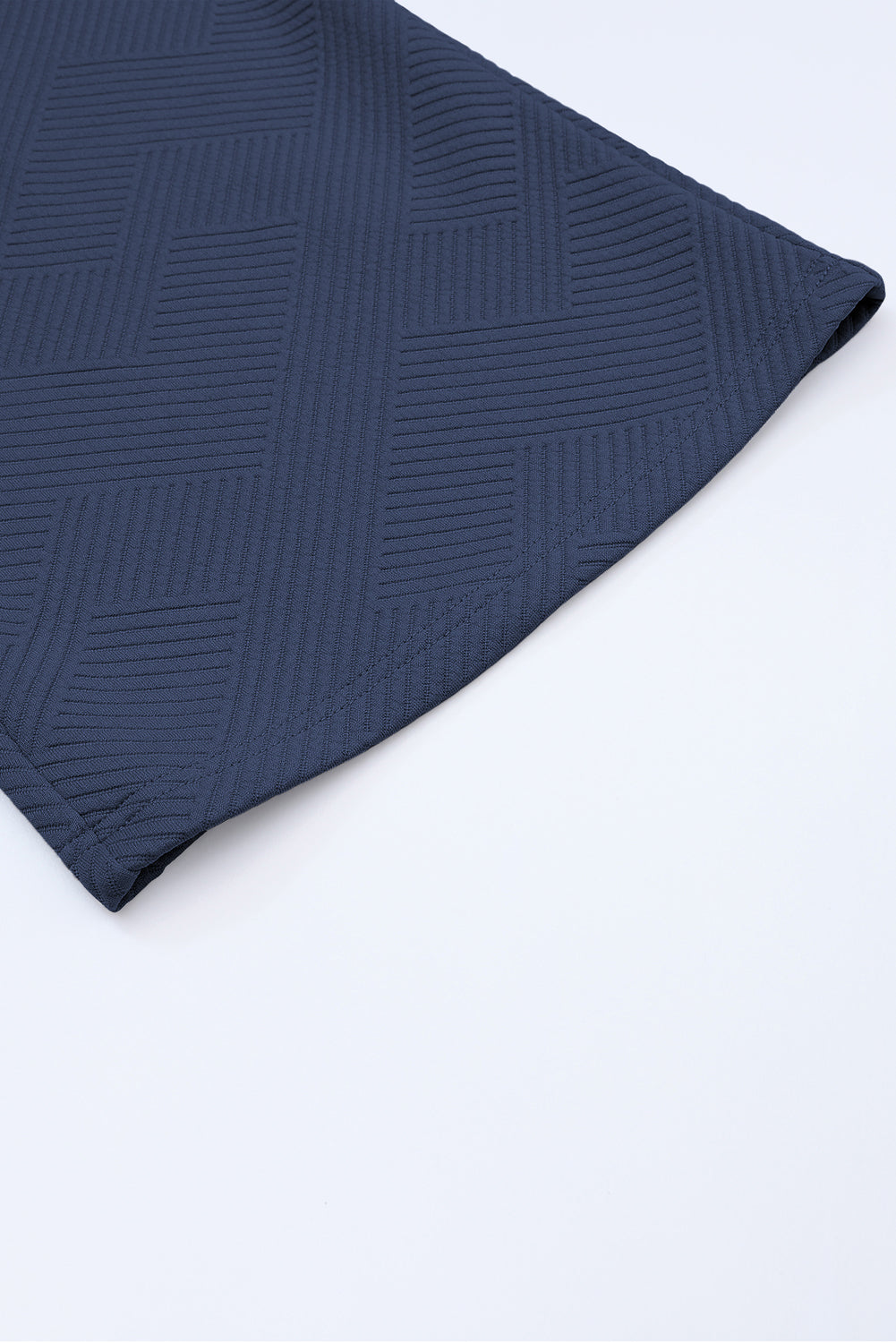 Schwarzes, strukturiertes, locker sitzendes T-Shirt und Hose mit Kordelzug