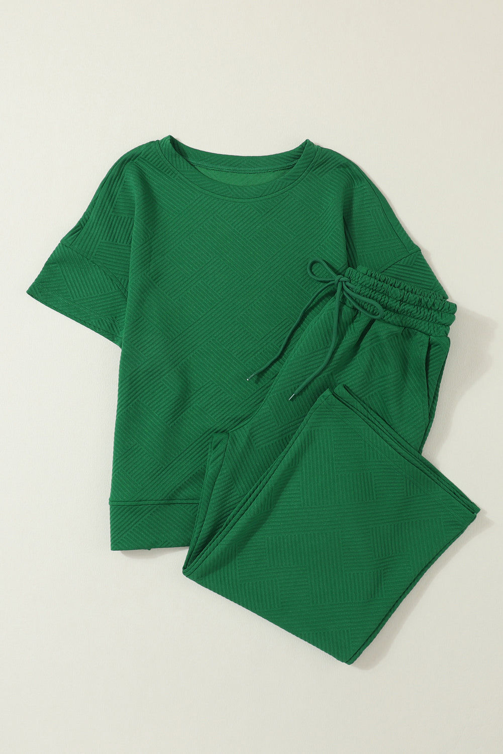 Schwarzes, strukturiertes, locker sitzendes T-Shirt und Hose mit Kordelzug
