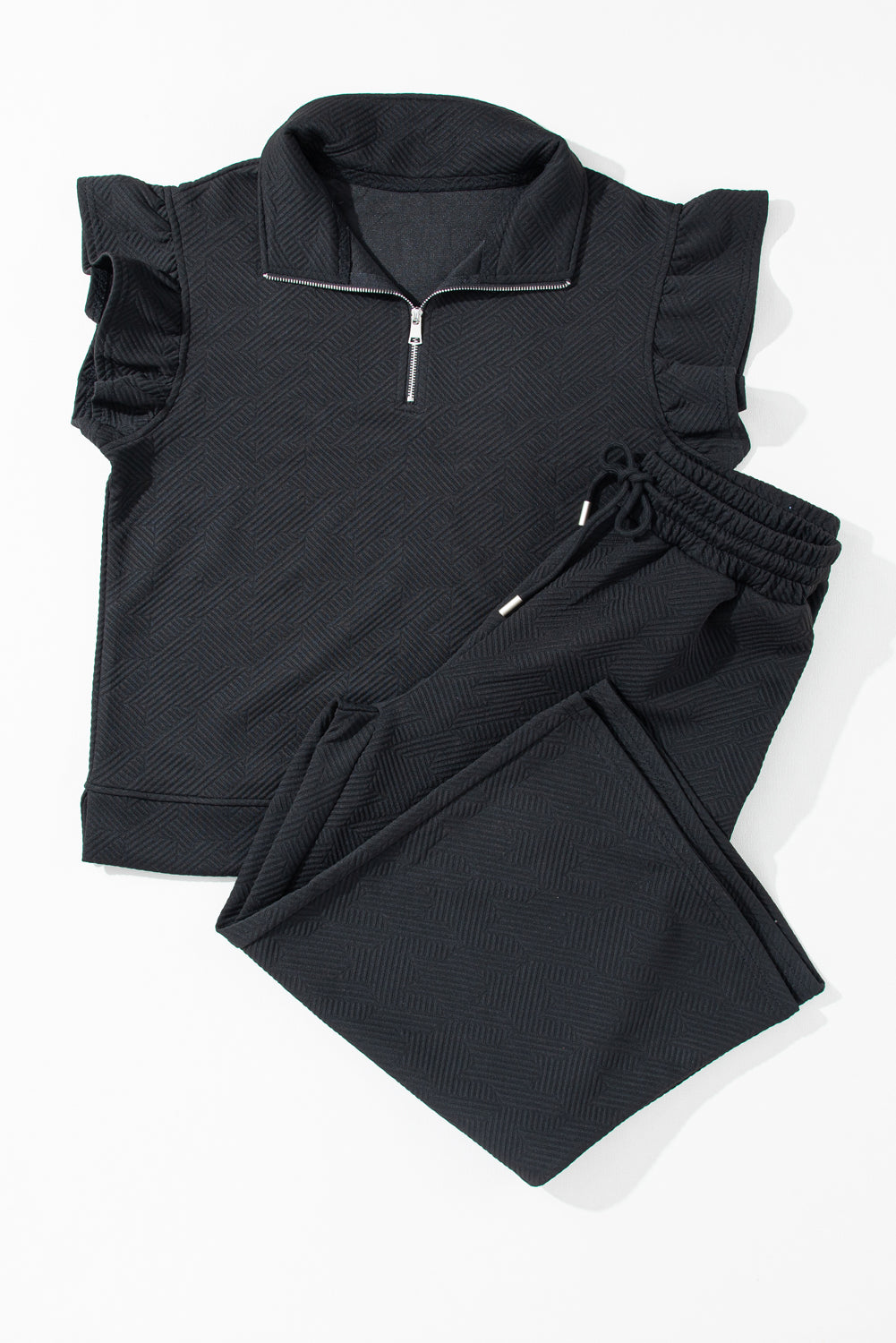 Schwarzes Set mit strukturiertem Rüschenoberteil mit Flügelärmeln und Hose mit weitem Bein