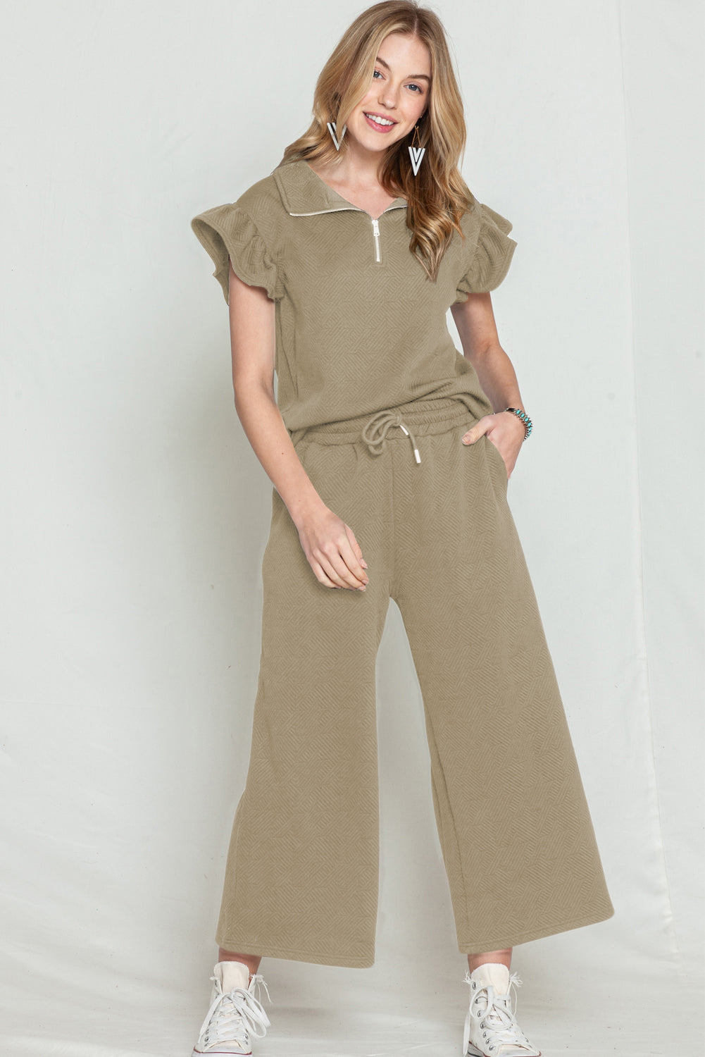 Schwarzes Set mit strukturiertem Rüschenoberteil mit Flügelärmeln und Hose mit weitem Bein