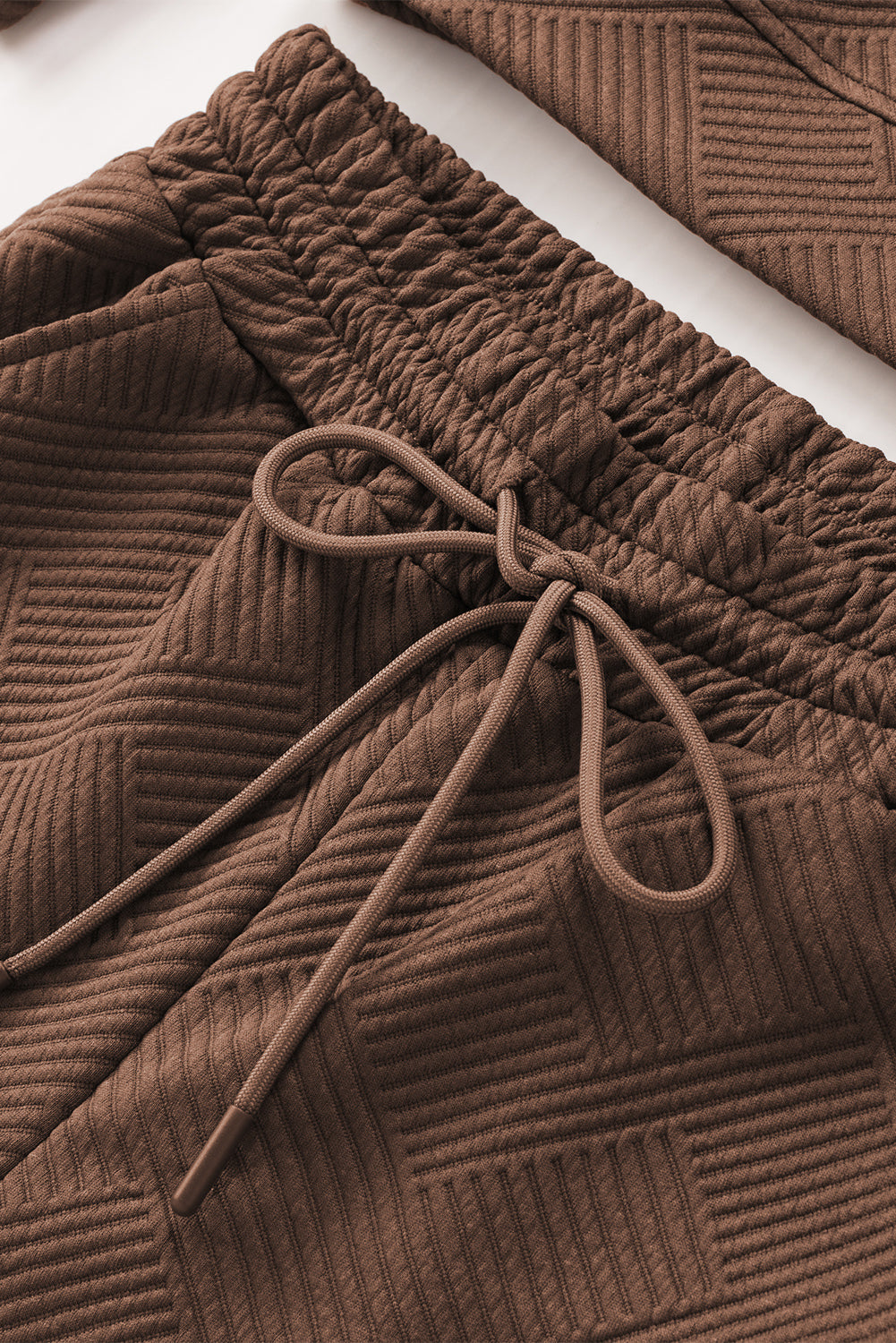 Graues Set mit langärmligem Oberteil und Shorts mit Kordelzug und Strukturmuster