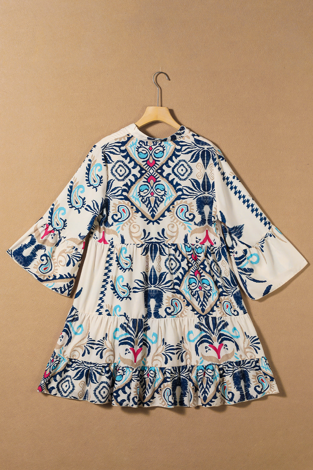 Weißes Boho-Minikleid mit Stufen und Ethno-Print