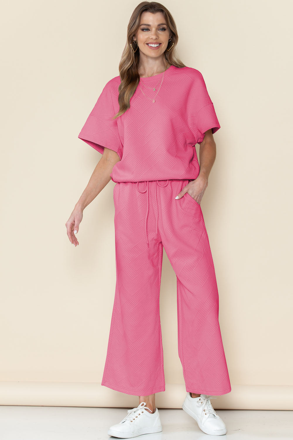 Schwarzes, strukturiertes, locker sitzendes T-Shirt und Hose mit Kordelzug