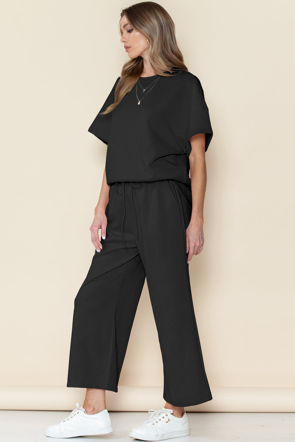Schwarzes, strukturiertes, locker sitzendes T-Shirt und Hose mit Kordelzug
