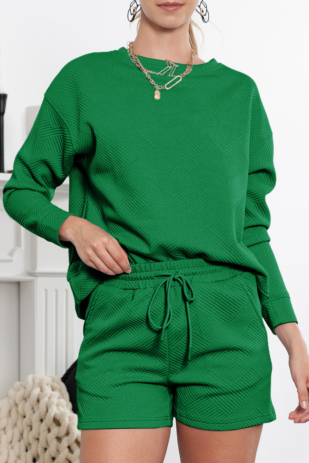 Graues Set mit langärmligem Oberteil und Shorts mit Kordelzug und Strukturmuster