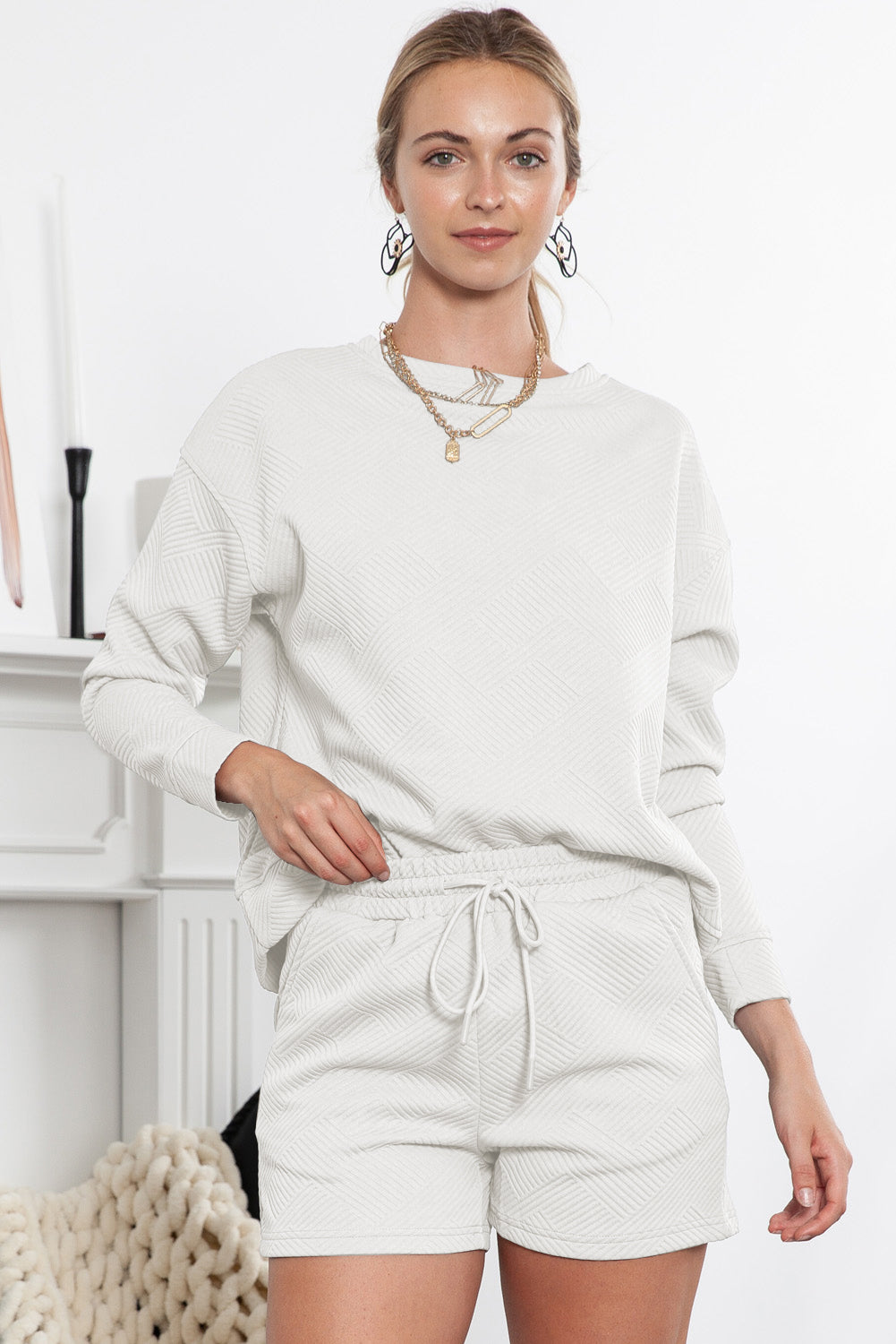 Graues Set mit langärmligem Oberteil und Shorts mit Kordelzug und Strukturmuster