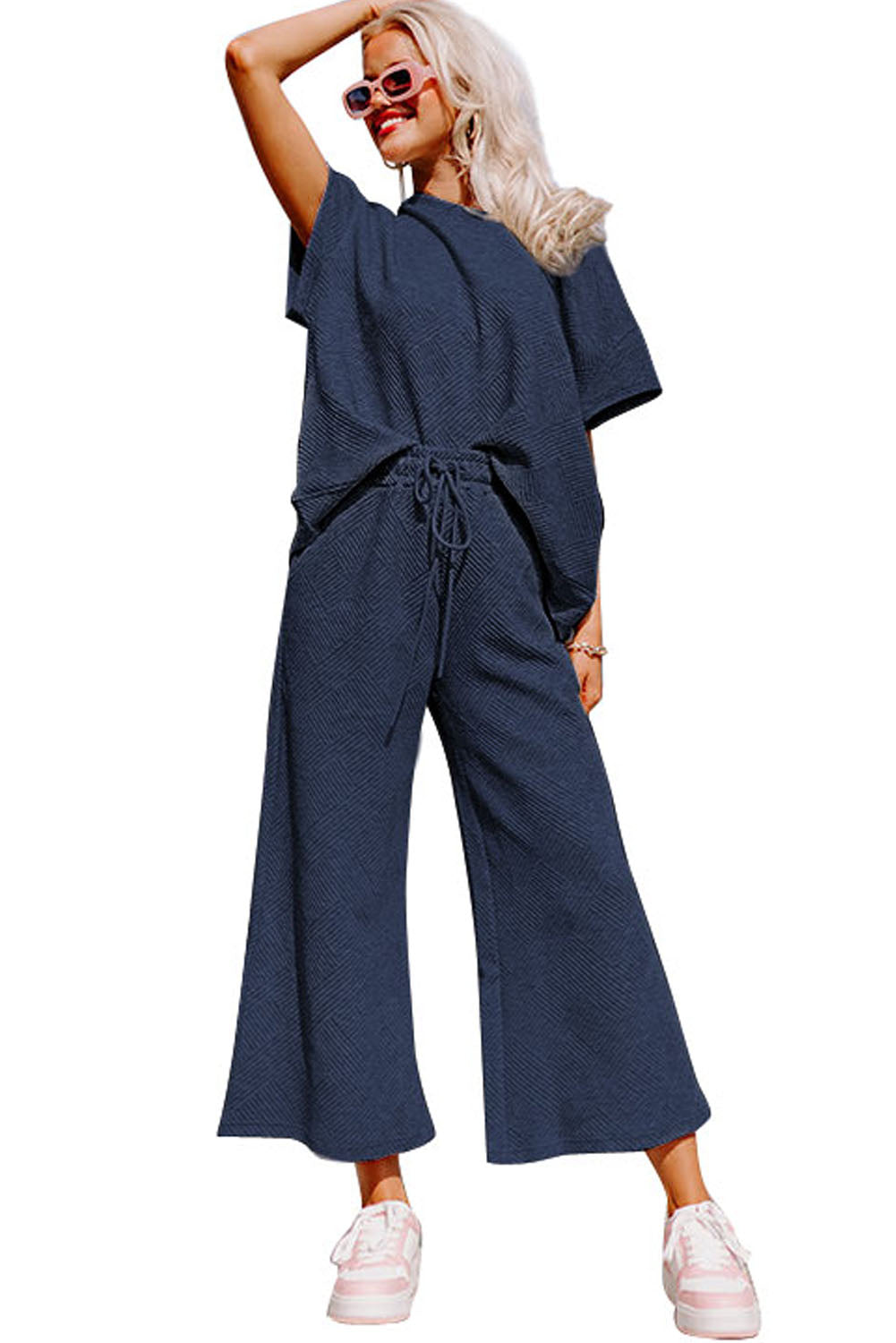 Schwarzes, strukturiertes, locker sitzendes T-Shirt und Hose mit Kordelzug