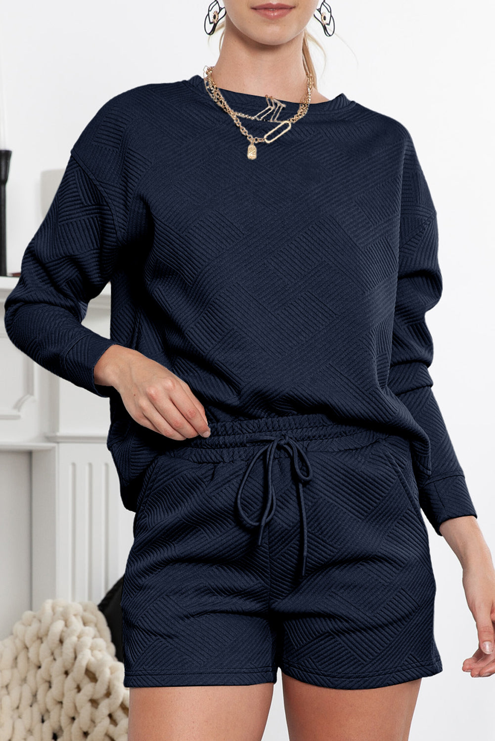 Graues Set mit langärmligem Oberteil und Shorts mit Kordelzug und Strukturmuster