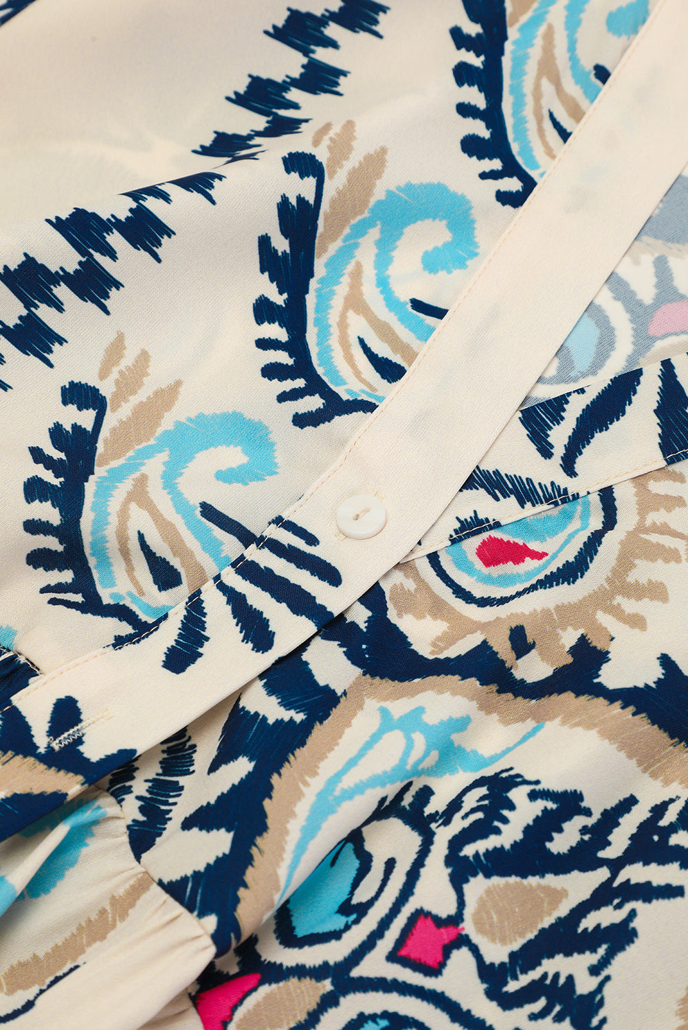 Weißes Boho-Minikleid mit Stufen und Ethno-Print
