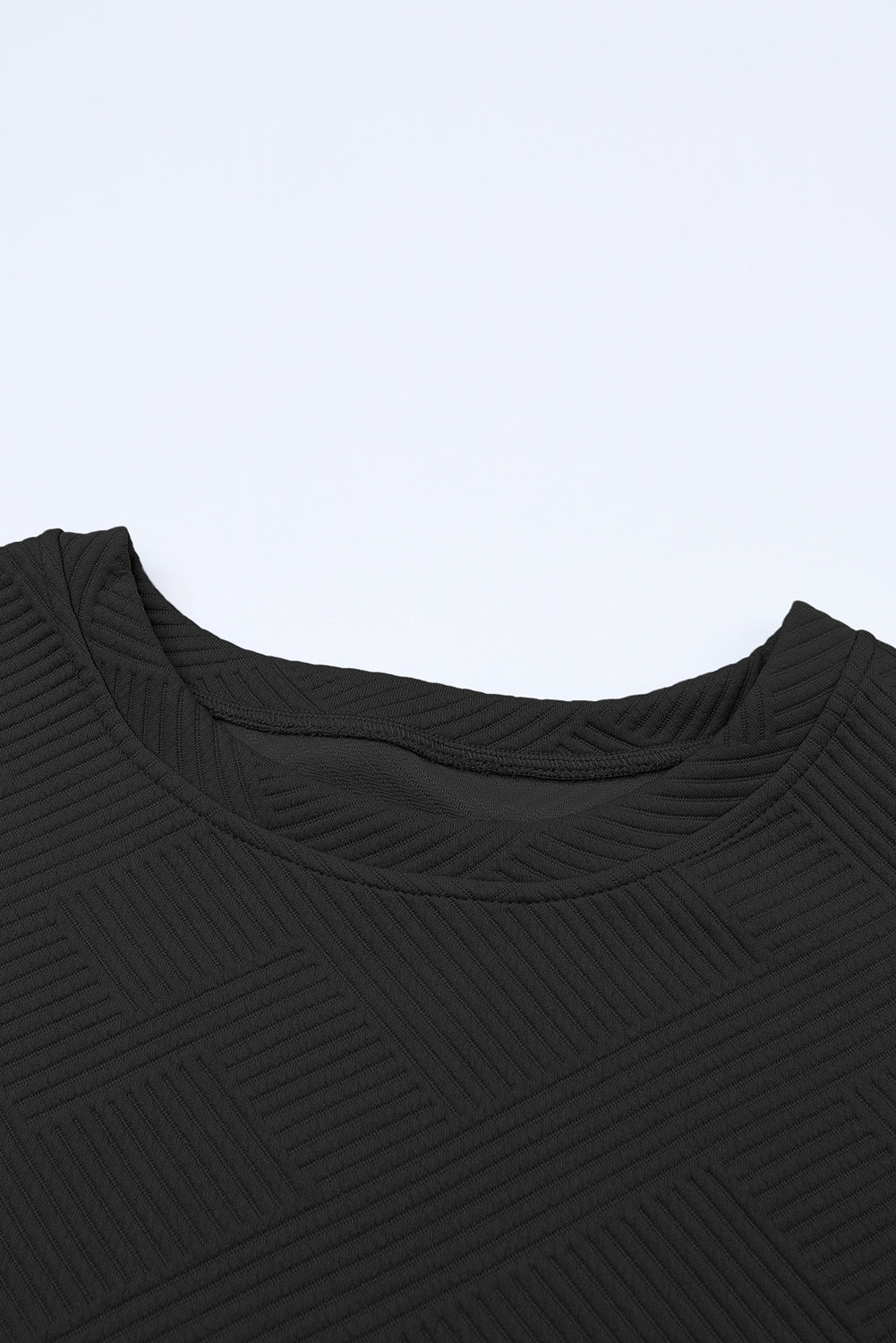 Schwarzes, strukturiertes, locker sitzendes T-Shirt und Hose mit Kordelzug