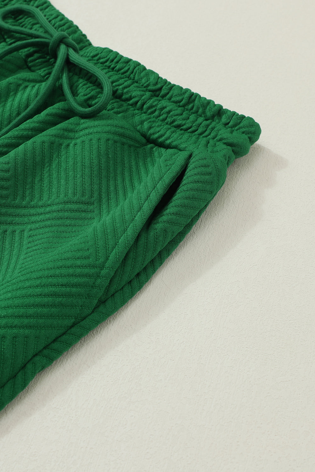 Schwarzes, strukturiertes, locker sitzendes T-Shirt und Hose mit Kordelzug