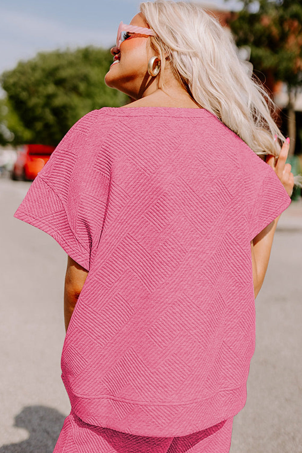 Schwarzes, strukturiertes, locker sitzendes T-Shirt und Hose mit Kordelzug