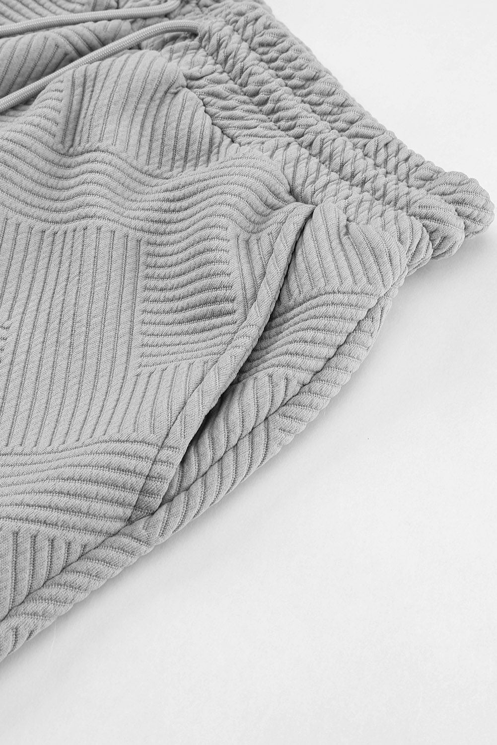 Graues Set mit langärmligem Oberteil und Shorts mit Kordelzug und Strukturmuster