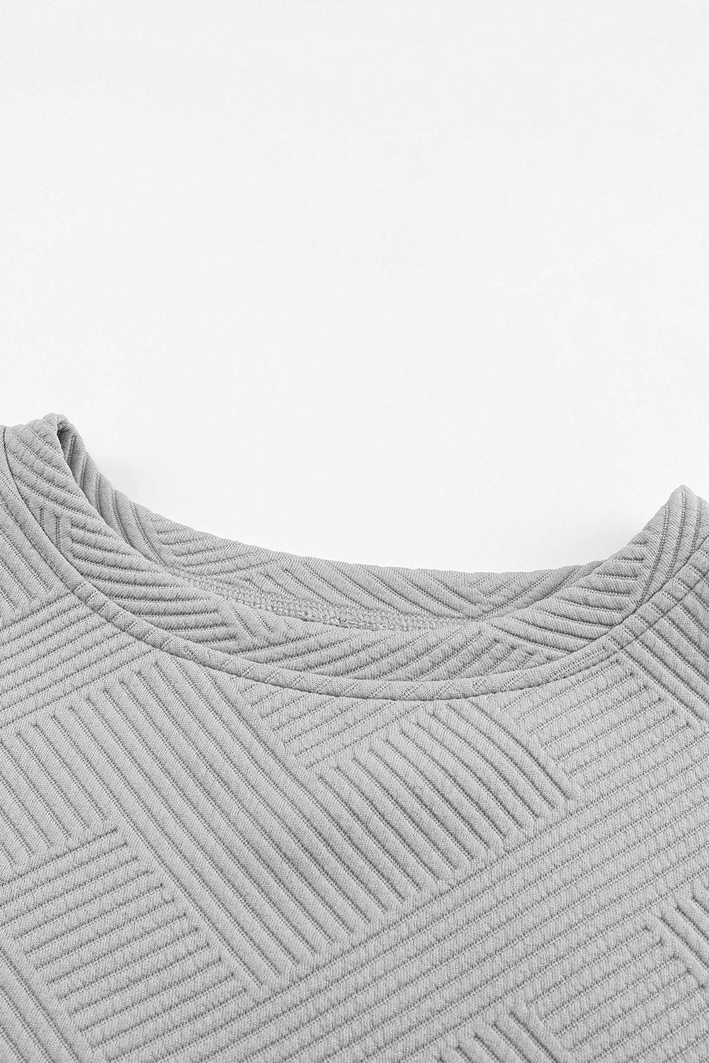 Graues Set mit langärmligem Oberteil und Shorts mit Kordelzug und Strukturmuster