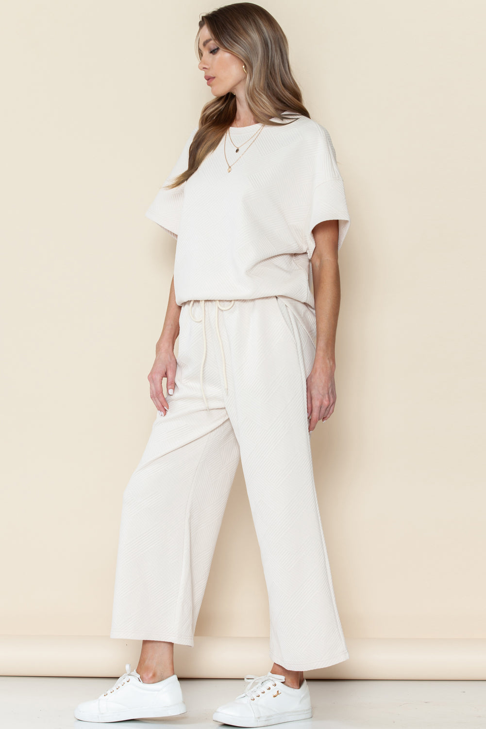 Schwarzes, strukturiertes, locker sitzendes T-Shirt und Hose mit Kordelzug