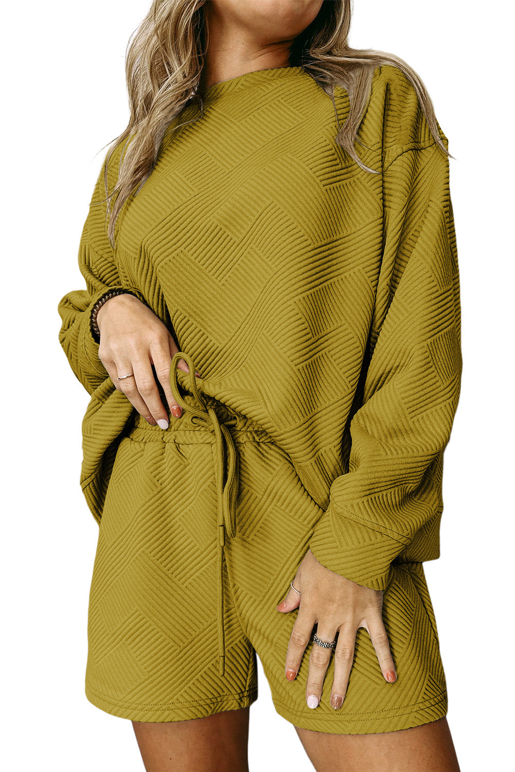 Graues Set mit langärmligem Oberteil und Shorts mit Kordelzug und Strukturmuster