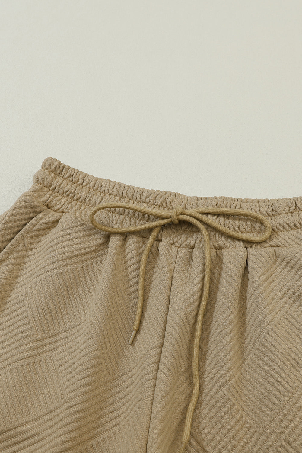 Schwarzes, strukturiertes, locker sitzendes T-Shirt und Hose mit Kordelzug