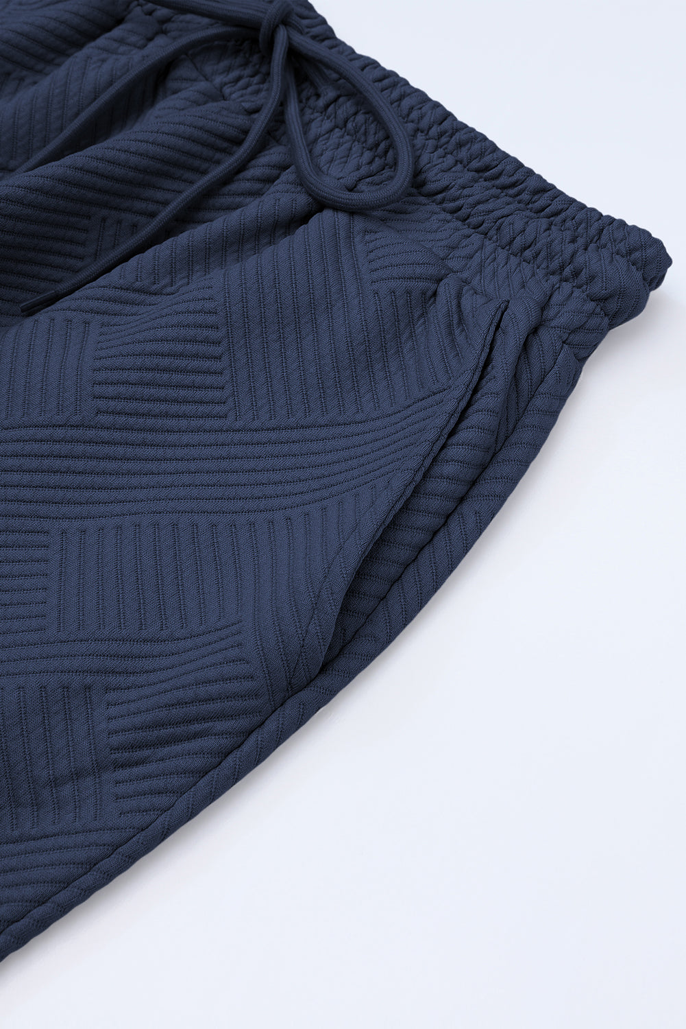 Schwarzes, strukturiertes, locker sitzendes T-Shirt und Hose mit Kordelzug