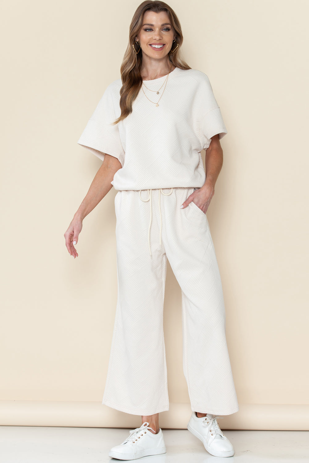Schwarzes, strukturiertes, locker sitzendes T-Shirt und Hose mit Kordelzug