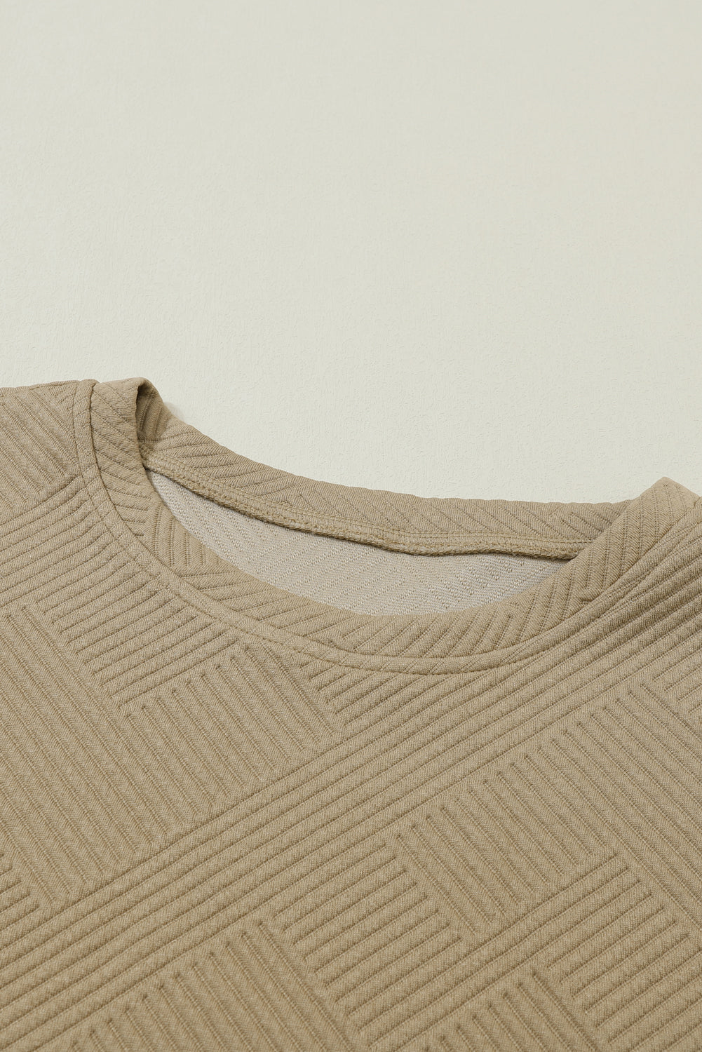 Schwarzes, strukturiertes, locker sitzendes T-Shirt und Hose mit Kordelzug