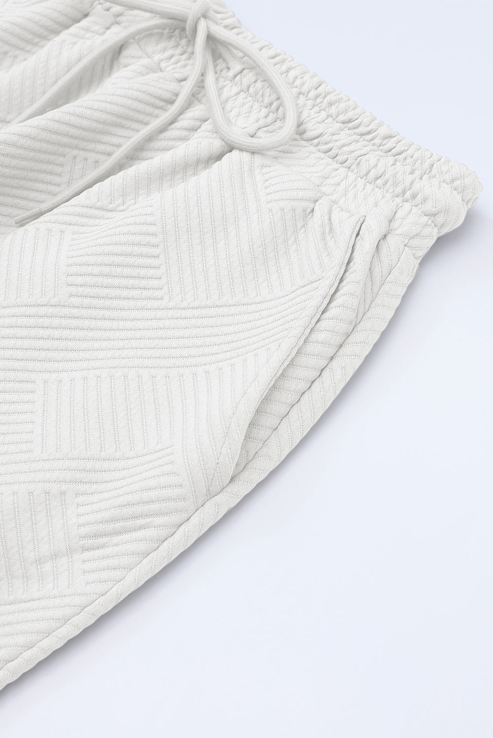 Schwarzes, strukturiertes, locker sitzendes T-Shirt und Hose mit Kordelzug