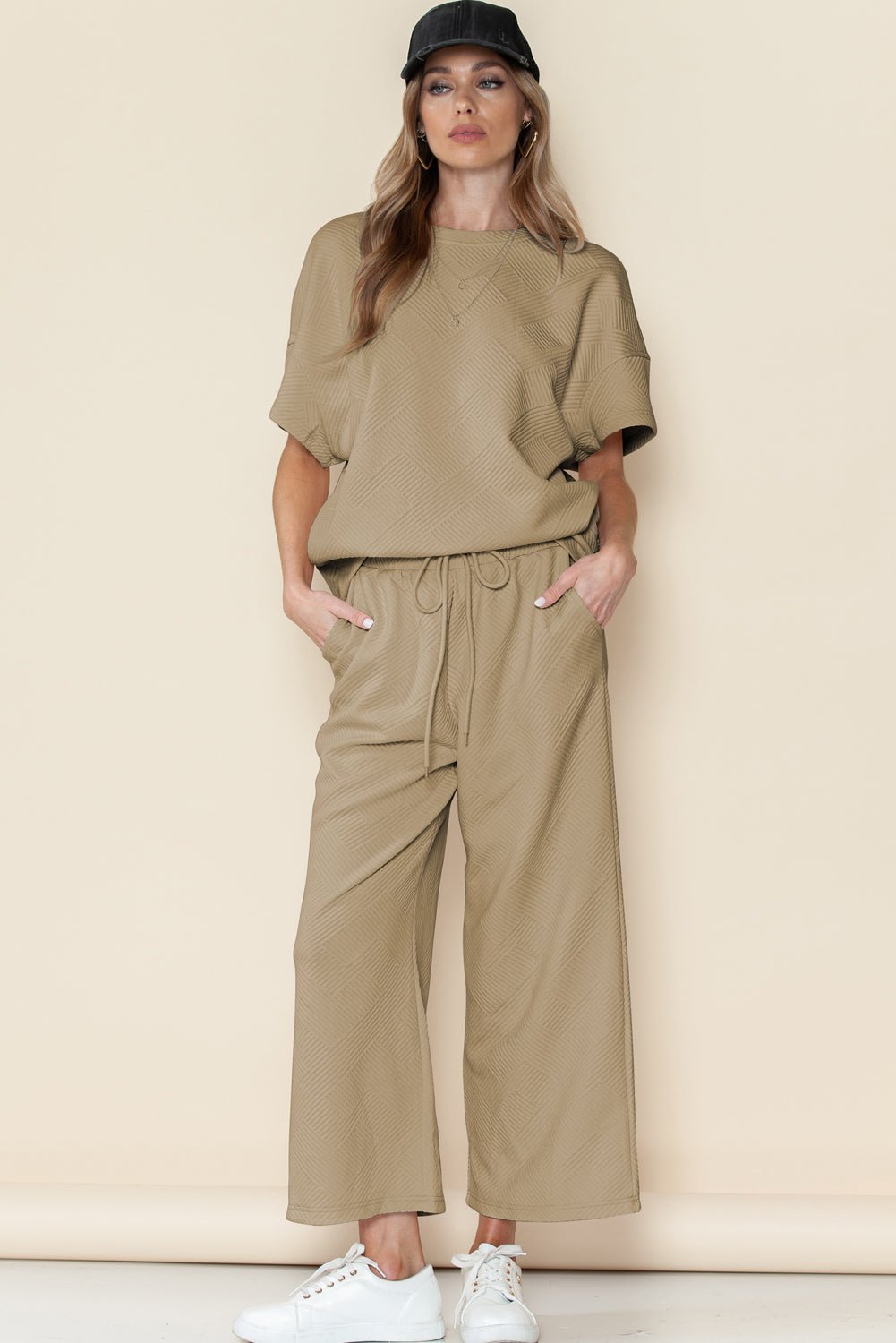 Schwarzes, strukturiertes, locker sitzendes T-Shirt und Hose mit Kordelzug