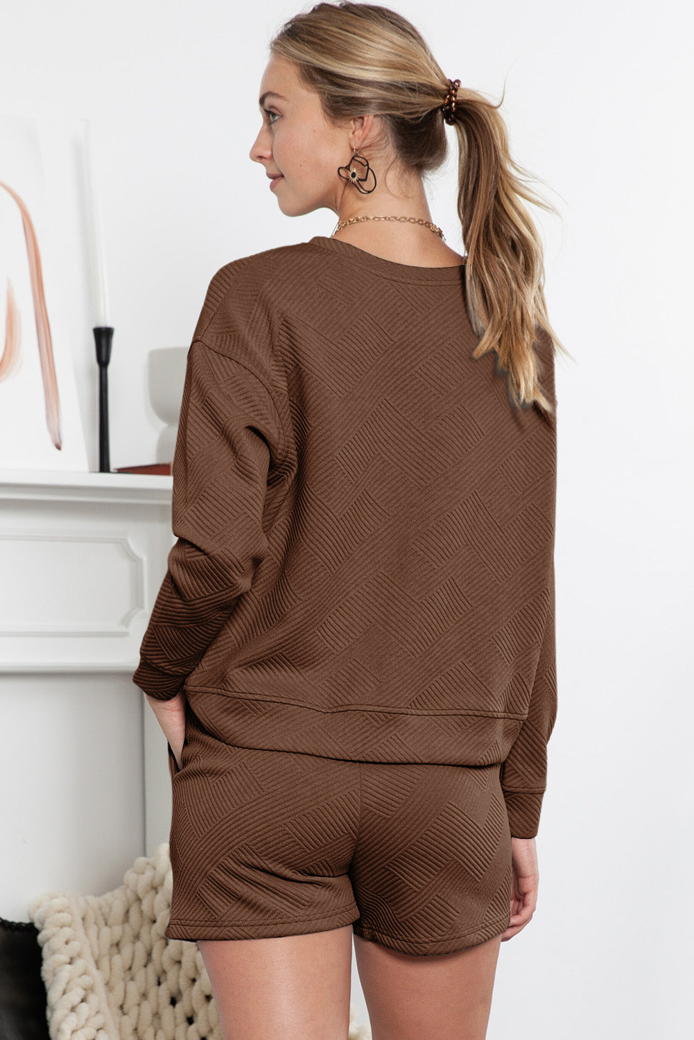 Graues Set mit langärmligem Oberteil und Shorts mit Kordelzug und Strukturmuster