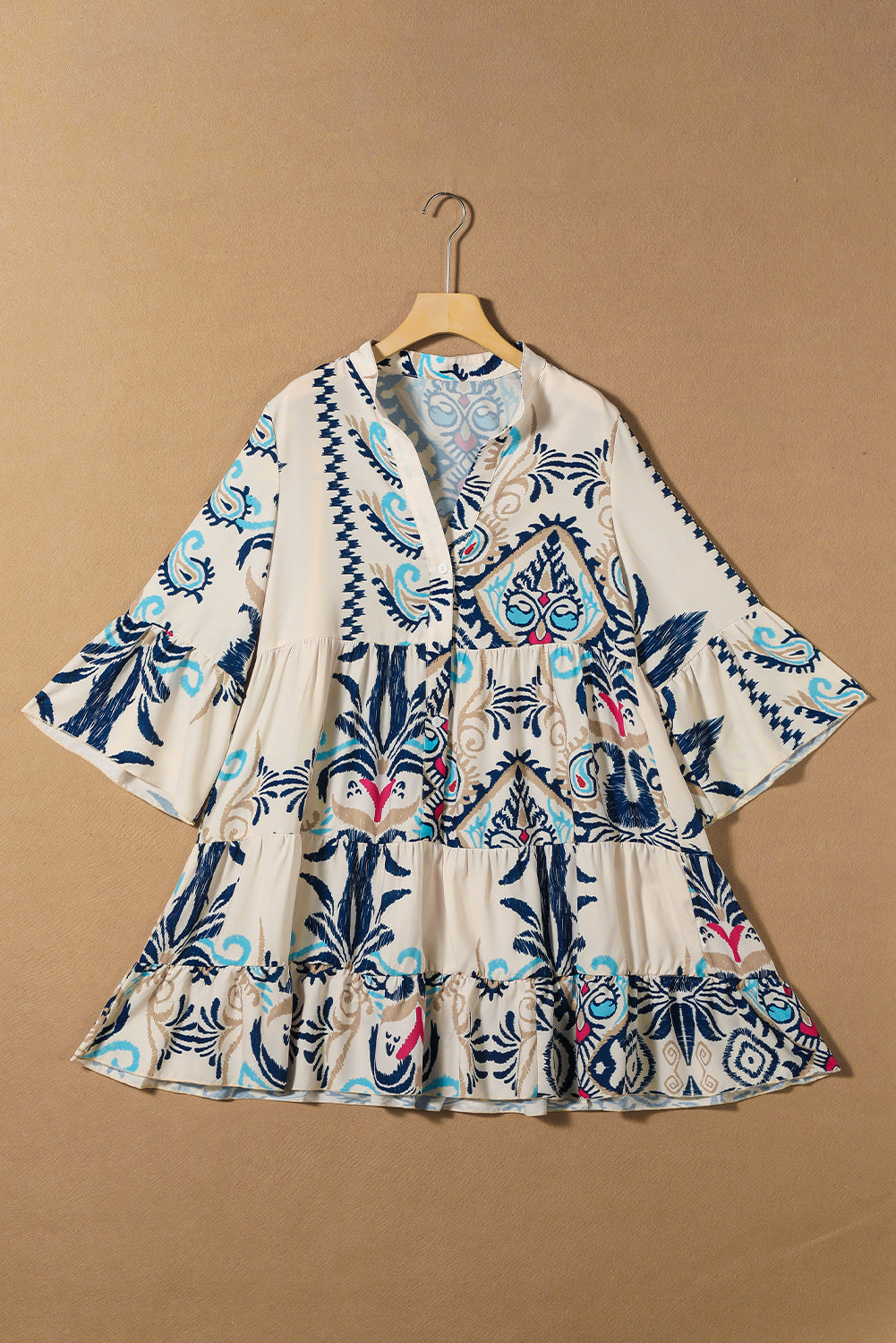 Weißes Boho-Minikleid mit Stufen und Ethno-Print