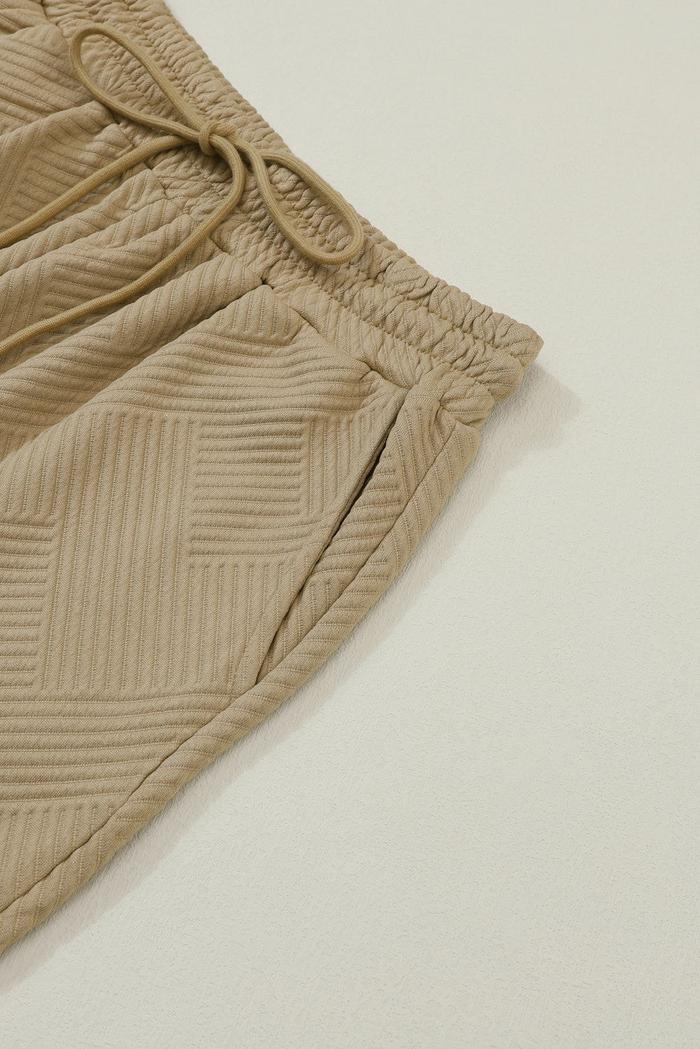 Schwarzes, strukturiertes, locker sitzendes T-Shirt und Hose mit Kordelzug