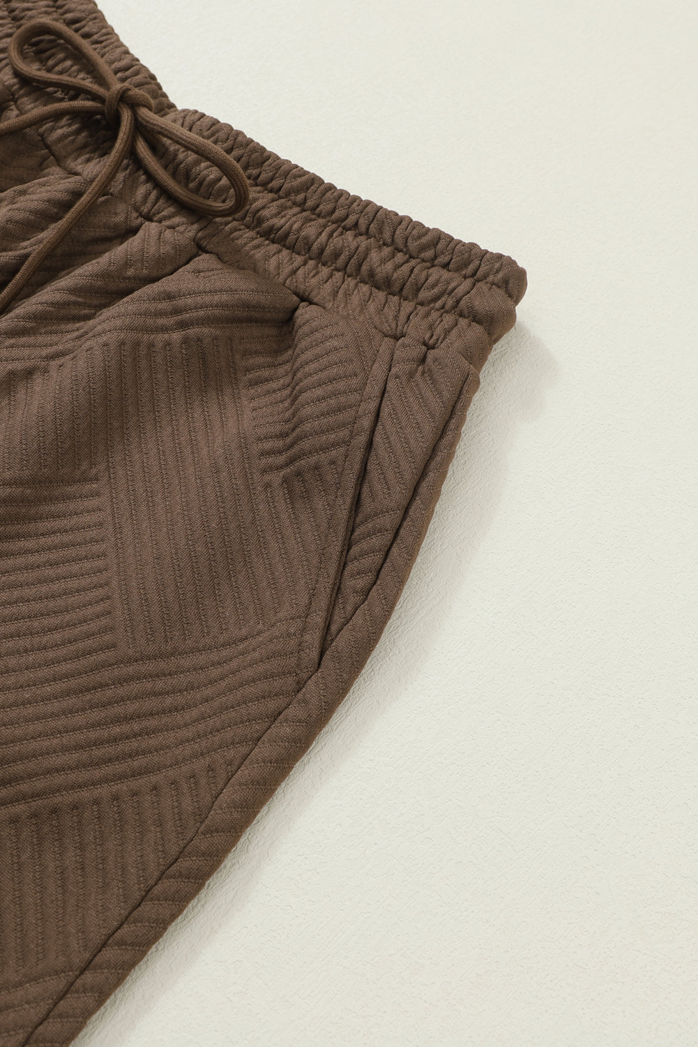 Schwarzes, strukturiertes, locker sitzendes T-Shirt und Hose mit Kordelzug