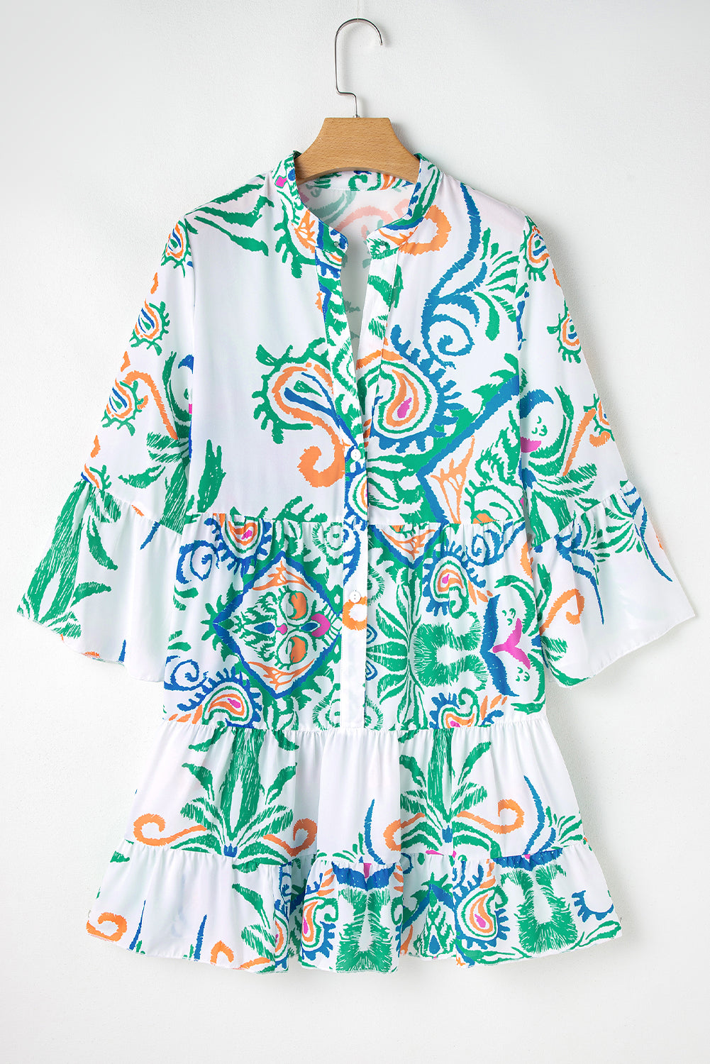 Weißes Boho-Minikleid mit Stufen und Ethno-Print