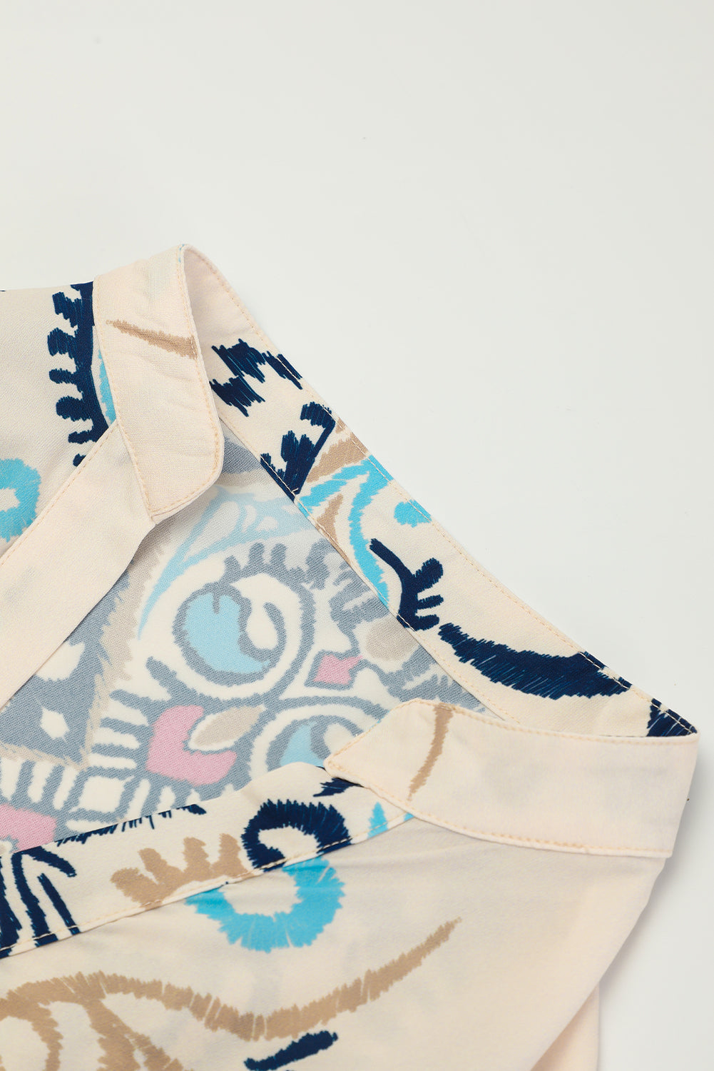 Weißes Boho-Minikleid mit Stufen und Ethno-Print
