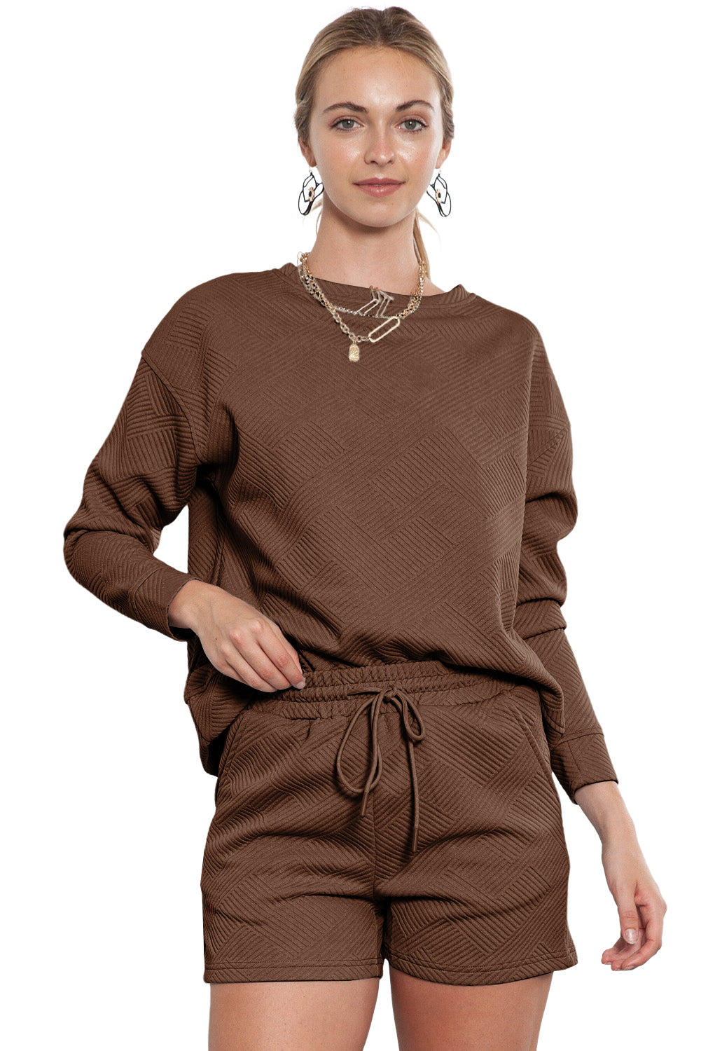 Graues Set mit langärmligem Oberteil und Shorts mit Kordelzug und Strukturmuster