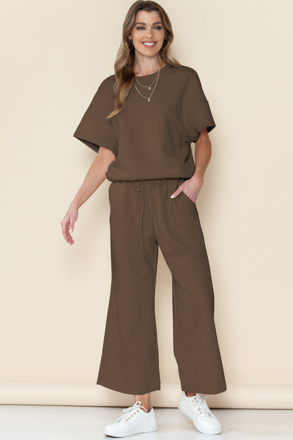 Schwarzes, strukturiertes, locker sitzendes T-Shirt und Hose mit Kordelzug