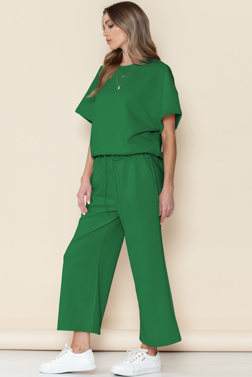 Schwarzes, strukturiertes, locker sitzendes T-Shirt und Hose mit Kordelzug