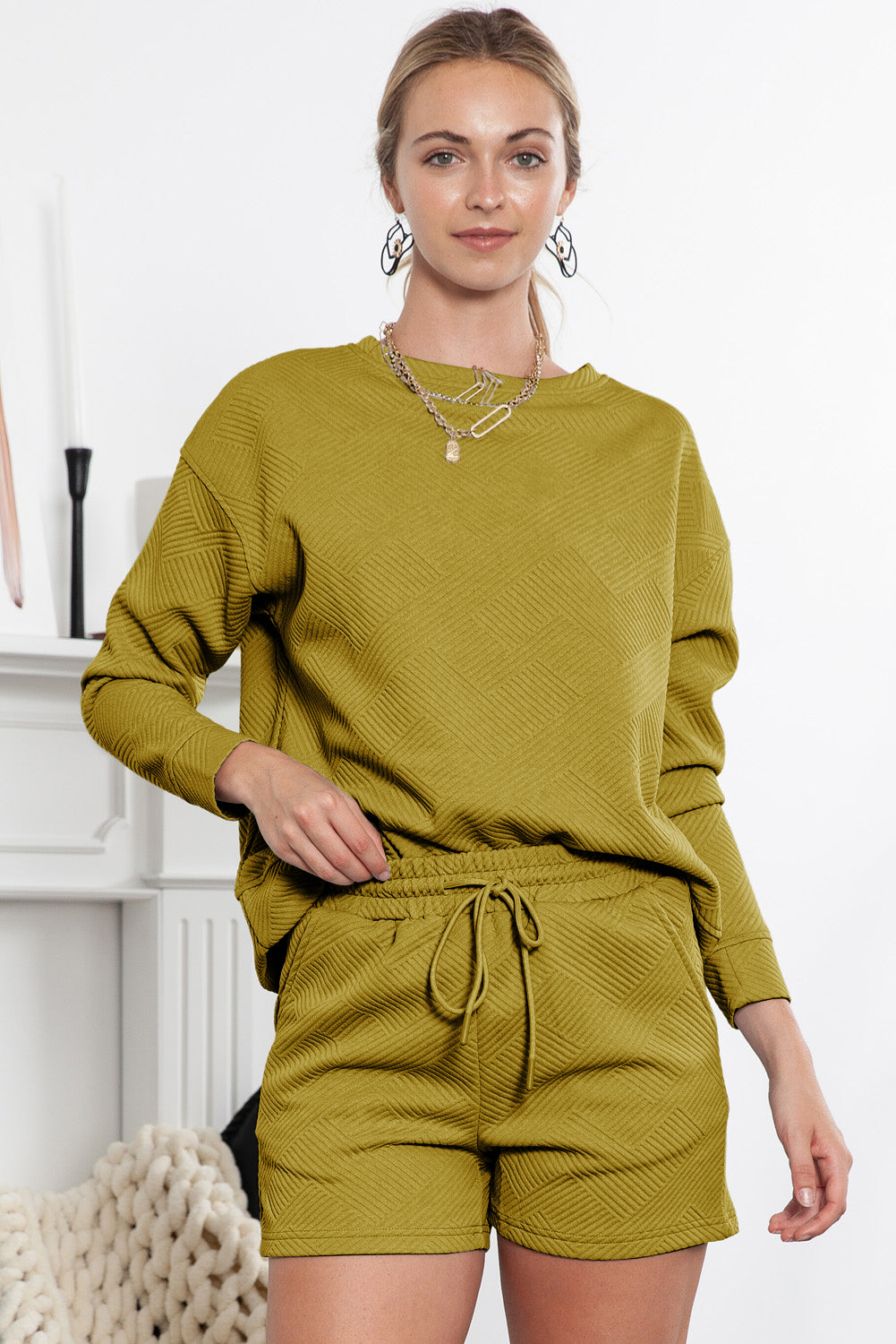Graues Set mit langärmligem Oberteil und Shorts mit Kordelzug und Strukturmuster