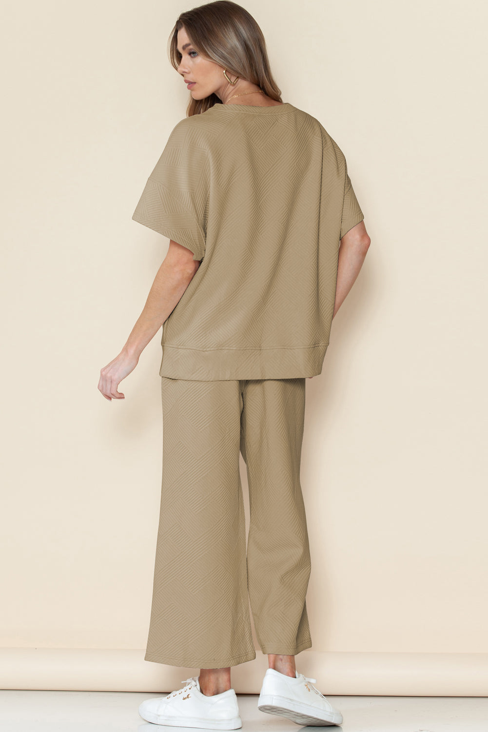 Schwarzes, strukturiertes, locker sitzendes T-Shirt und Hose mit Kordelzug