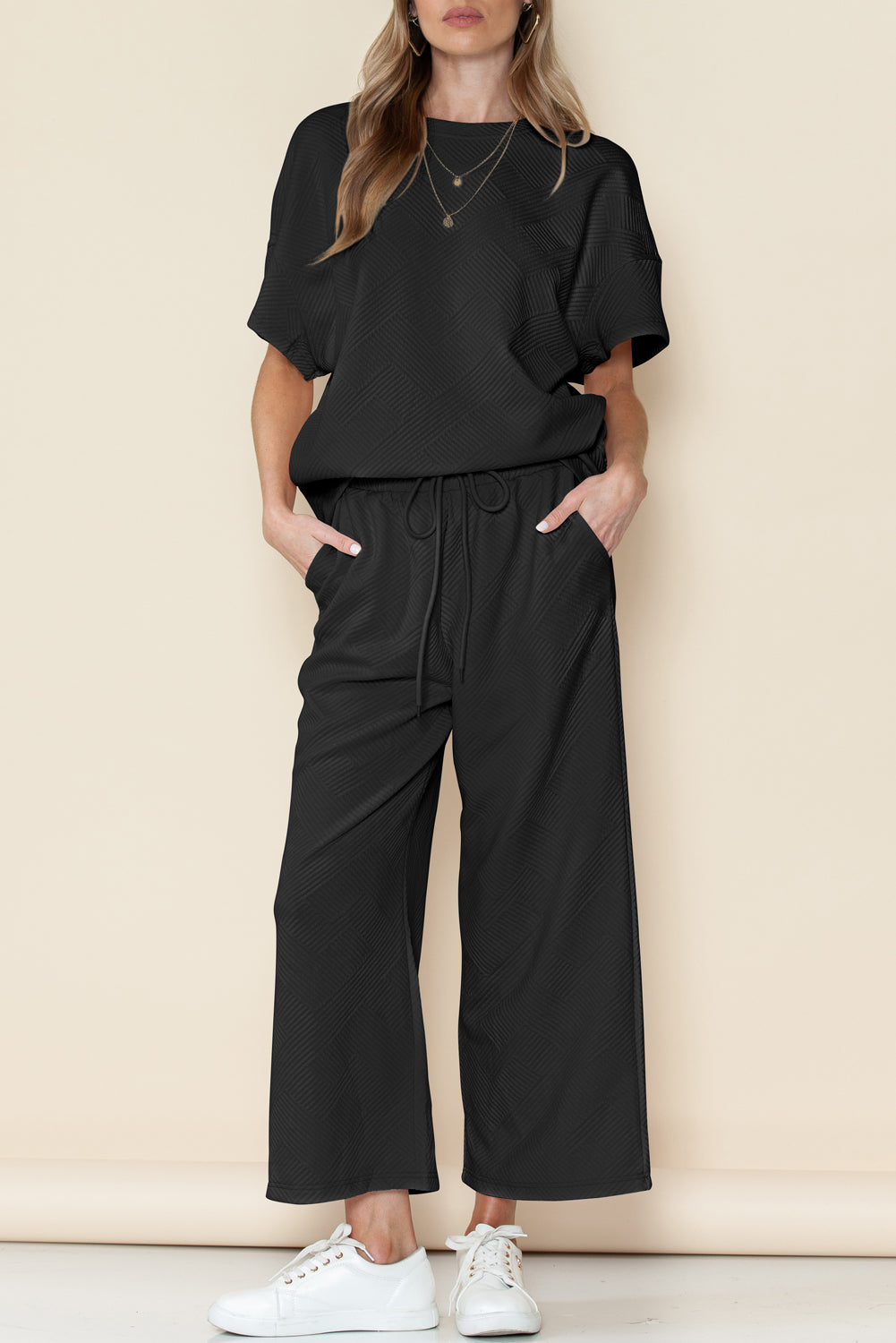 Schwarzes, strukturiertes, locker sitzendes T-Shirt und Hose mit Kordelzug