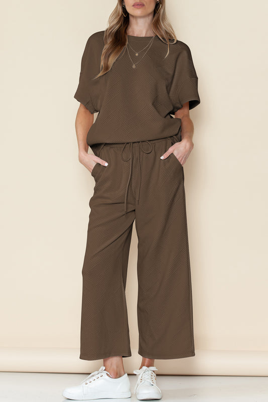 Schwarzes, strukturiertes, locker sitzendes T-Shirt und Hose mit Kordelzug